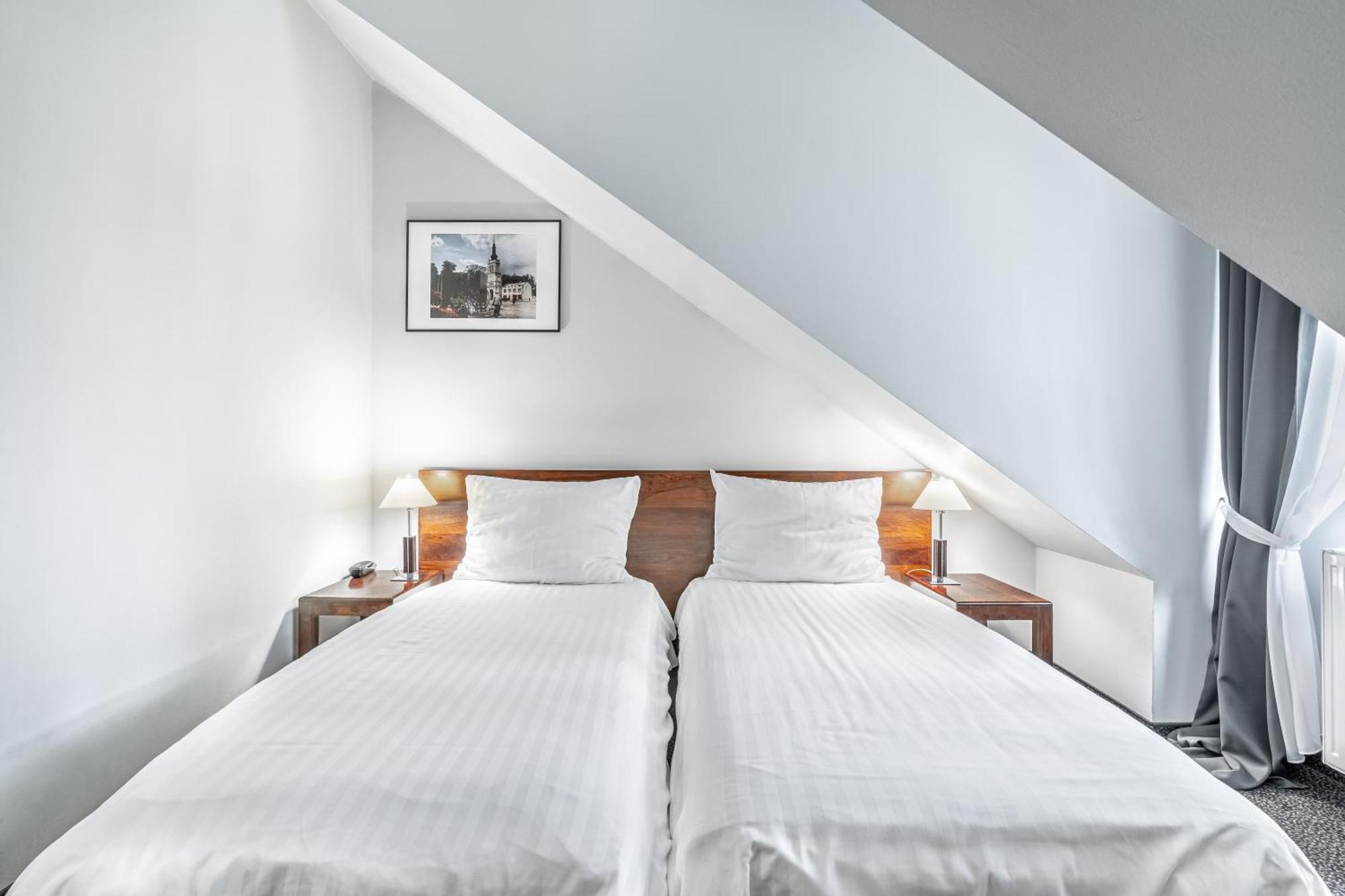Aparthotel Dom Pracy Tworczej Uniejow Esterno foto