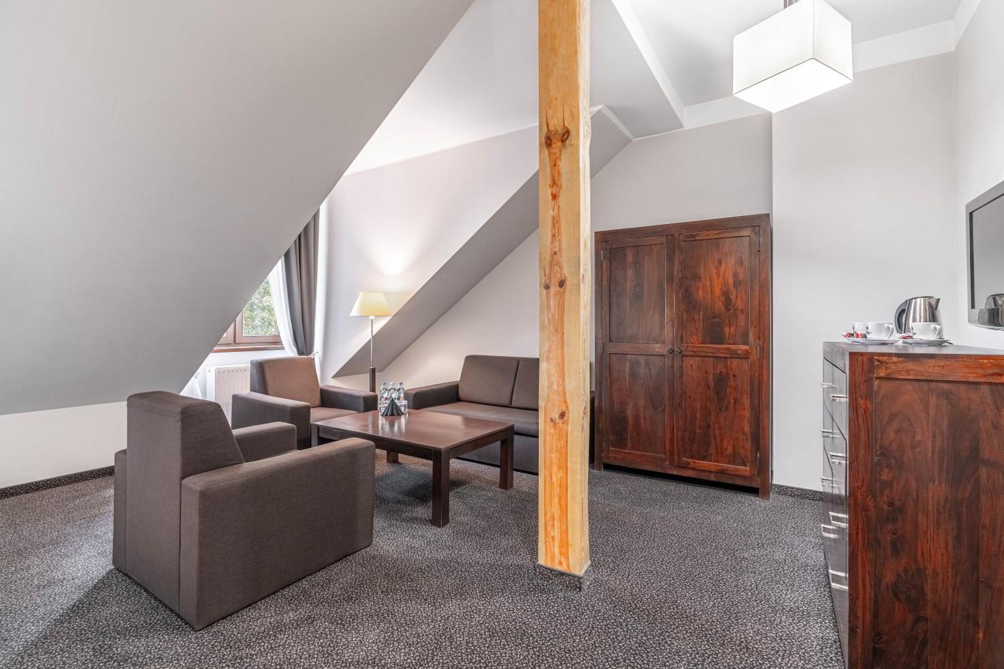 Aparthotel Dom Pracy Tworczej Uniejow Esterno foto
