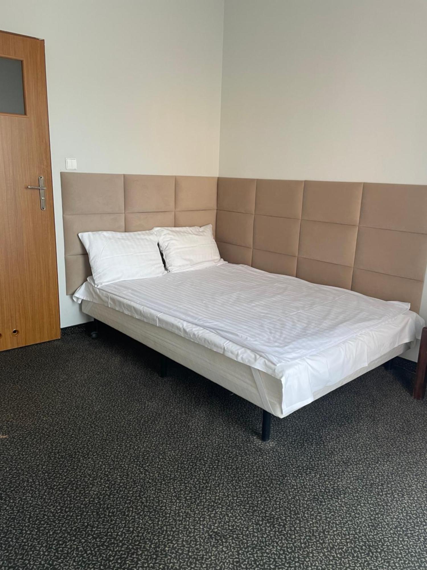 Aparthotel Dom Pracy Tworczej Uniejow Camera foto