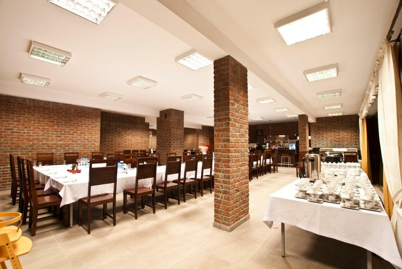 Aparthotel Dom Pracy Tworczej Uniejow Esterno foto