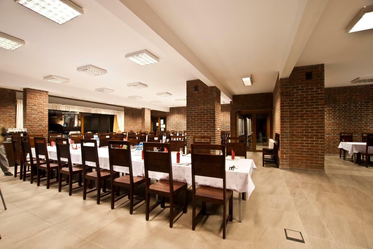 Aparthotel Dom Pracy Tworczej Uniejow Esterno foto