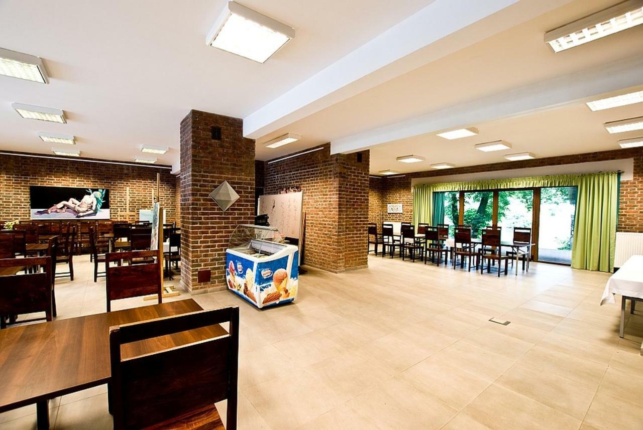 Aparthotel Dom Pracy Tworczej Uniejow Esterno foto